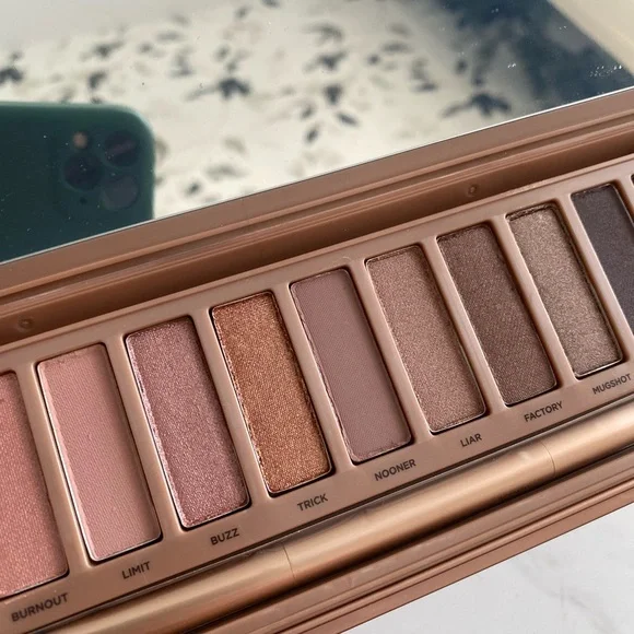 BRAND NEW IN BOX — Urban Decay Naked3 Eyeshadow Palette - Picture 3 of 3